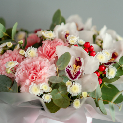 Белая орхидея с розовыми диантусами в шляпной коробке