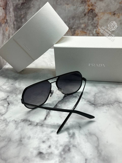 Солнечные очки Prada