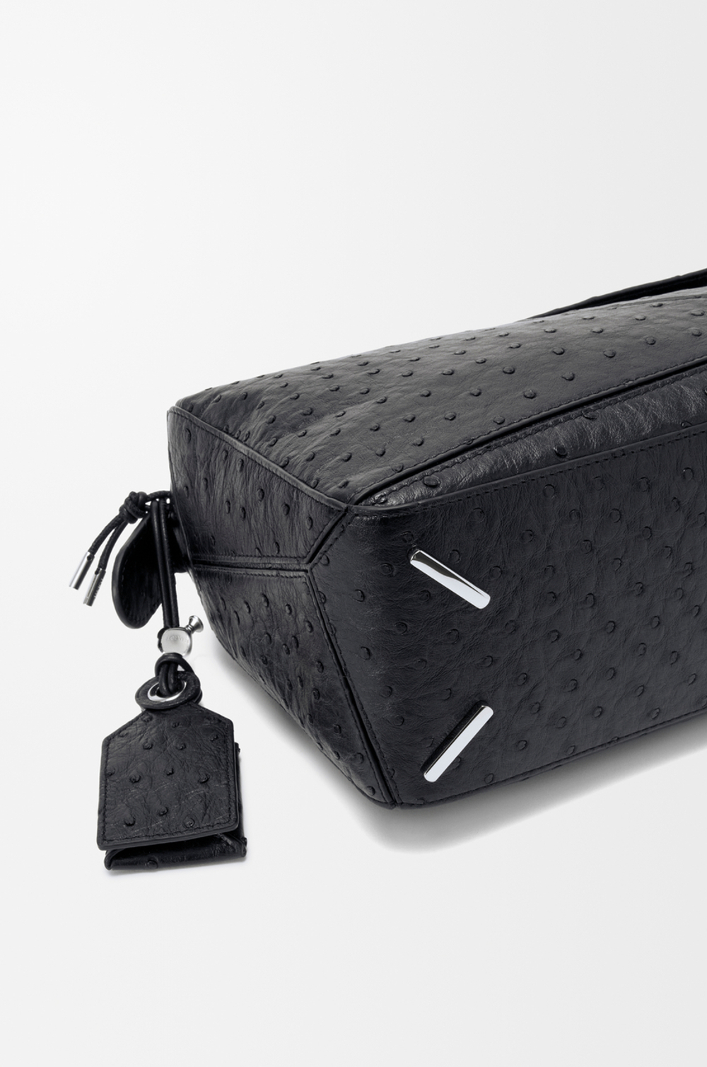 Loewe Маленькая сумка Puzzle Featherlight из страусиной кожи, черный