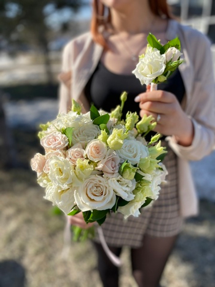 Букет невесты из роз и эустомы в бело-пудровой гамме
