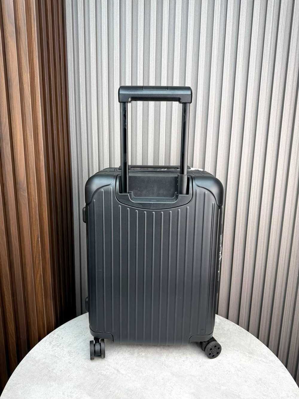 Дорожный чемодан Rimowa Essential Sleeve Cabin с карманом для ноутбука