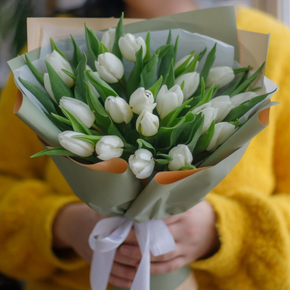 Букет из 25 белых тюльпанов в зеленом оформлении