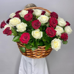 Корзина с красными и белыми розами
