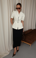 Костюм с юбкой и приталенным жакетом