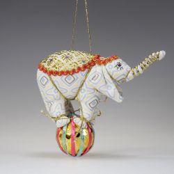 Ёлочная игрушка Слон на шаре