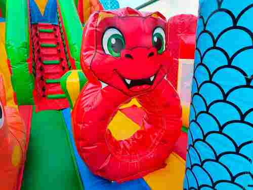 Коммерческий надувной батут «Драконы в тропиках», 8*4*5 м