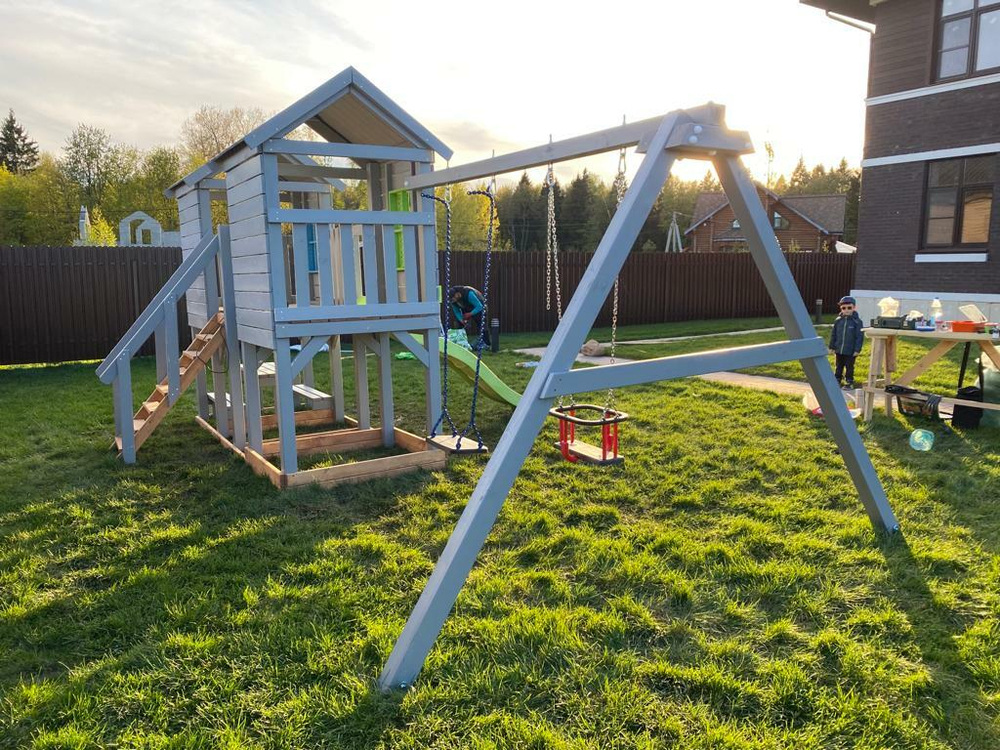 Детский деревянный домик с качелями на цепях Флоренция