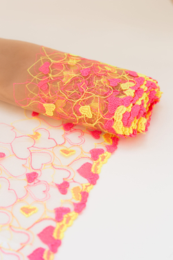 Вышивка на сетке телесная с неоновыми сердечками ширина 20 см ОТРЕЗЫ