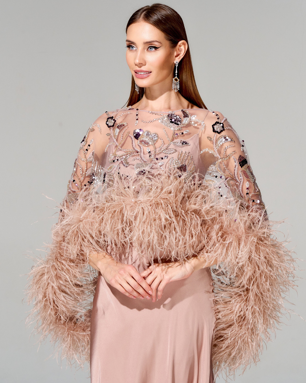 Укороченный кейп с премиальными перьями страуса