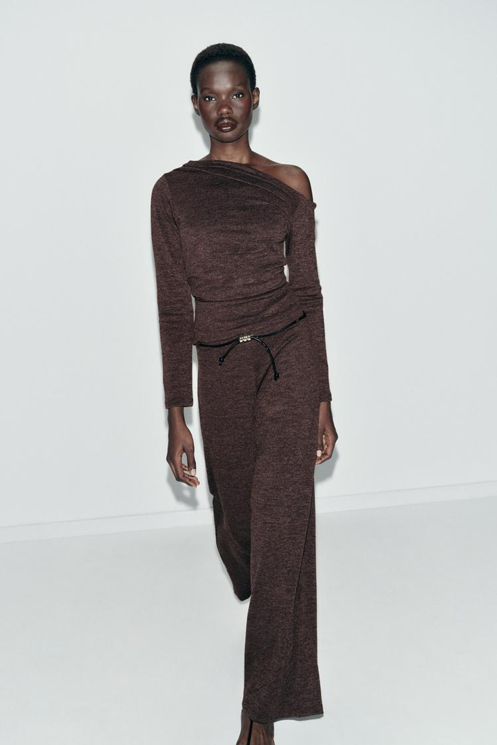 ZARA ТОП АСИММЕТРИЧНОГО КРОЯ ИЗ ТКАНИ ПИКЕ, ТЕМНО-КОРИЧНЕВЫЙ