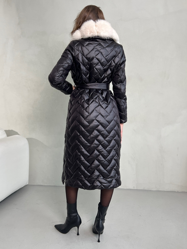 Черно-белый длинный стеганый пуховик