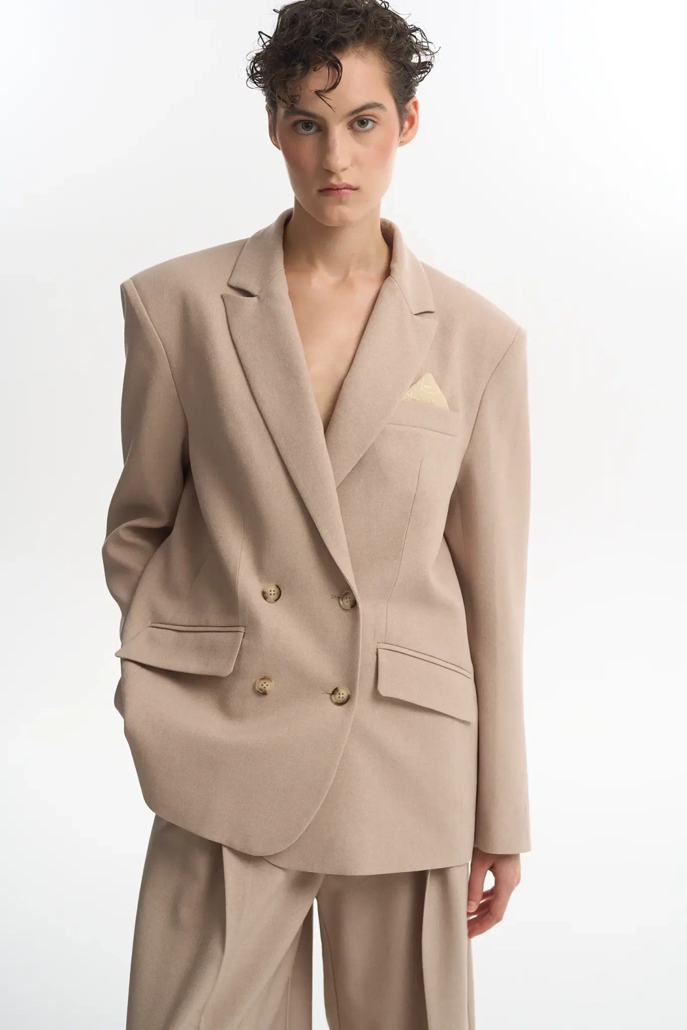 Двубортный жакет бежевый