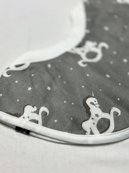 Двусторонний слюнявчик нагрудный RinaAmari Лошадки