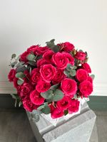 Цветочная коробка из розовых кустовых роз и эвкалипта размер S