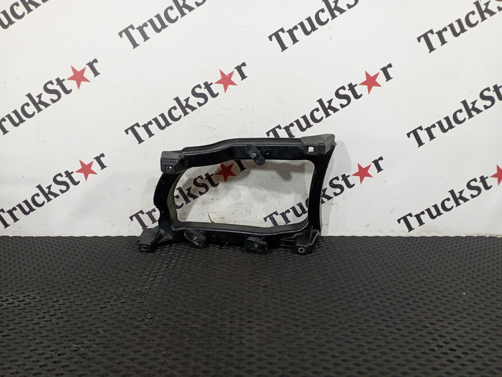 Кронштейн ПТФ левой 2018г