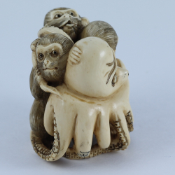 Нэцкэ Осьминог с тремя обезьянами (мамонт)