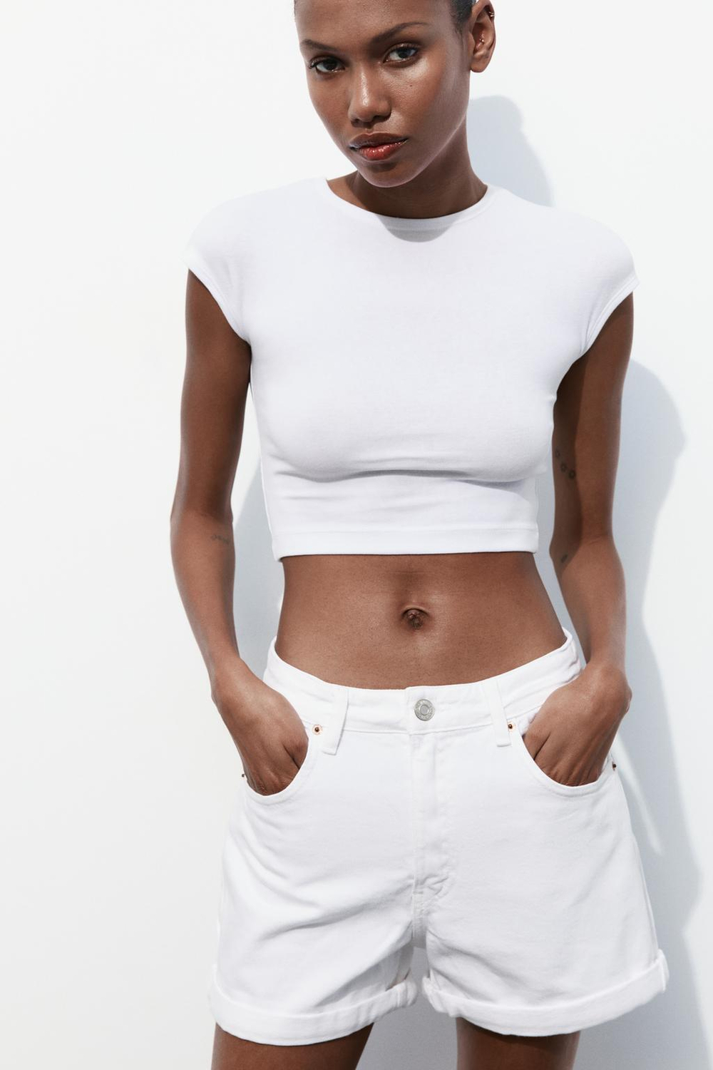 Джинсовые шорты trf high-rise mom fit