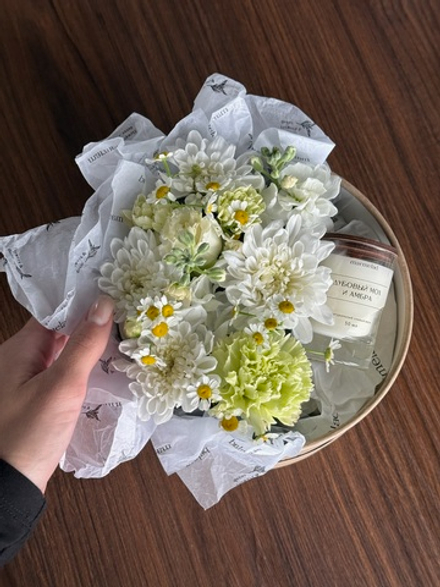 Цветочная композиция в коробке+свеча 50 мл