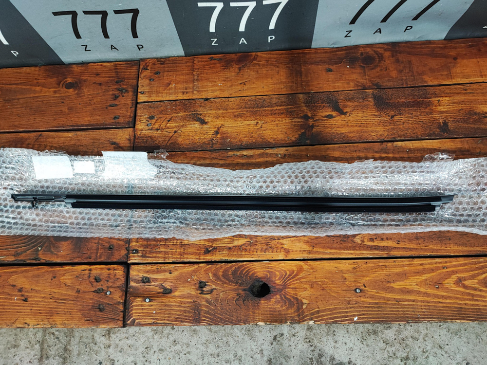 Молдинг стекла заднего правого Camry XV70 Новый Оригинал 7573033170