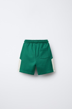 ZARA КОМПЛЕКТ ИЗ ФУТБОЛКИ И ШОРТОВ-БЕРМУДОВ С ОКАНТОВКОЙ, ЗЕЛЕНЫЙ