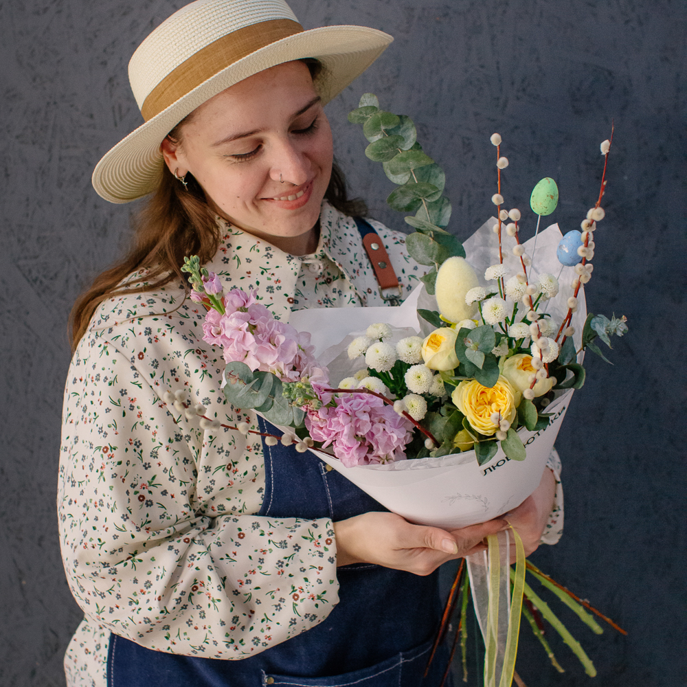 170. Нежный весенний букет с маттиолой и вербой