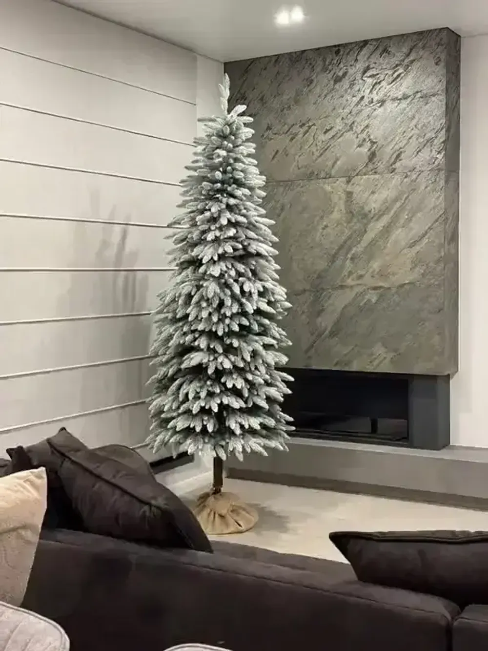 заснеженная ель на ножке Иветта, хвоя литая