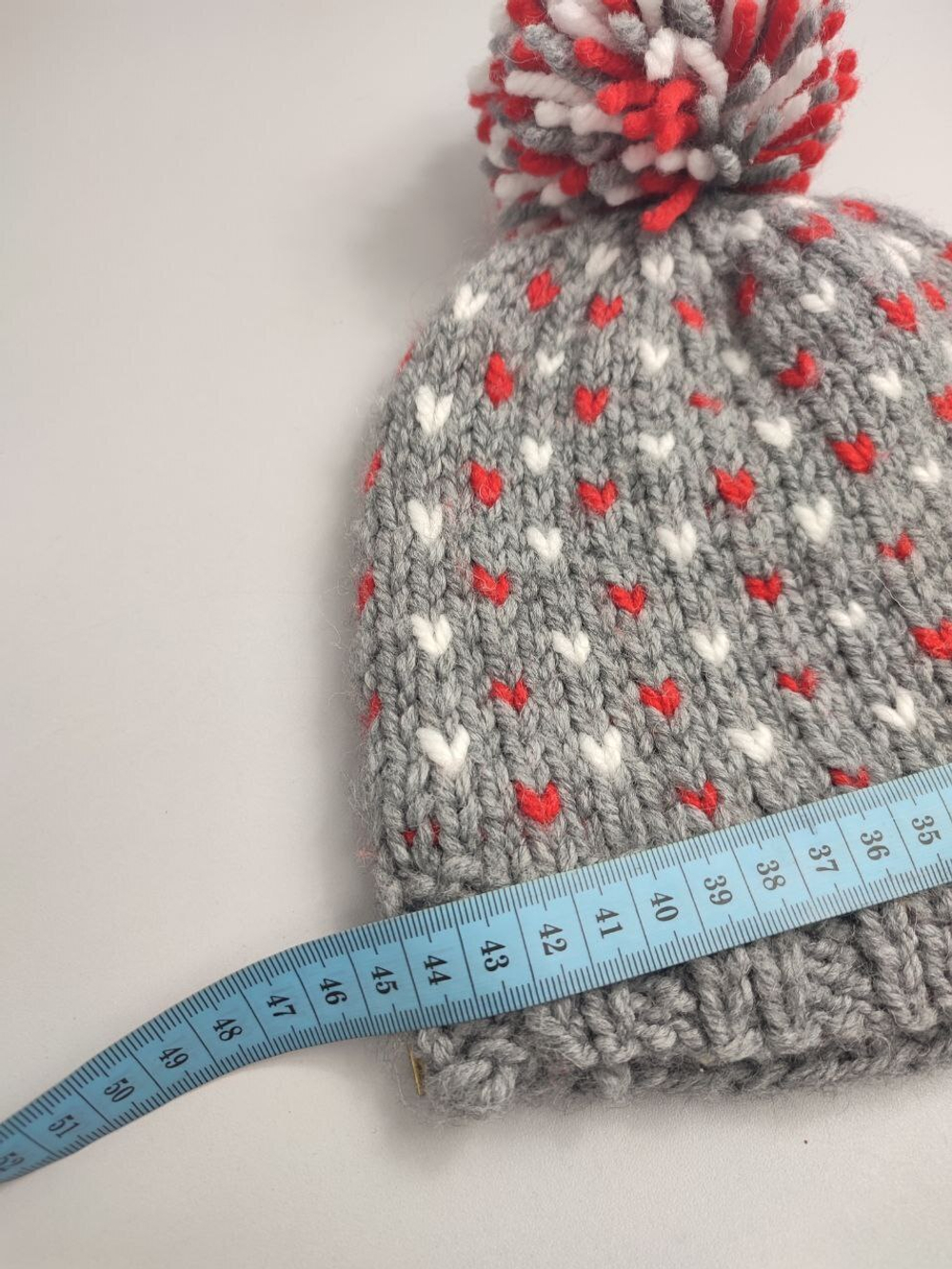 Шапка с сердечками на 7/8 лет