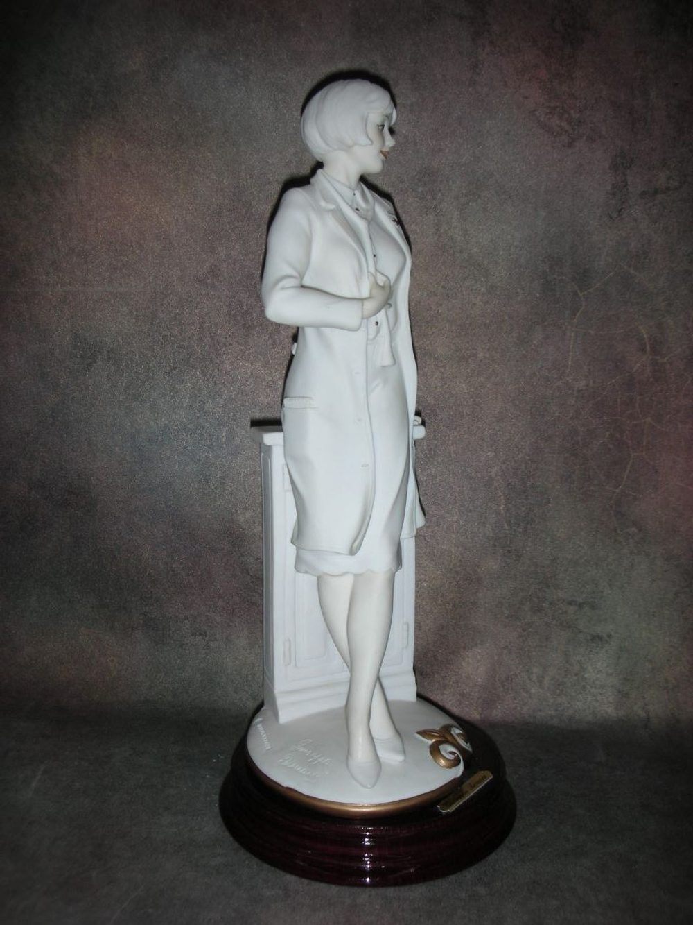 Статуэтка. Фарфор. Женщина врач. Capodimonte. Италия