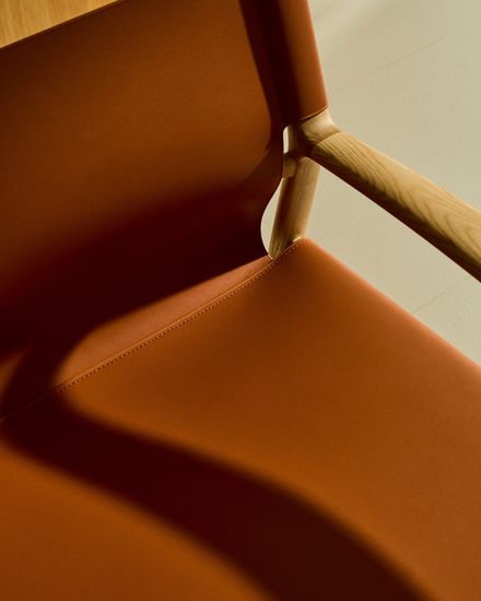 Кресло Jan из переработанной кожи светло-коричневого цвета и ясеня в натуральном цвете