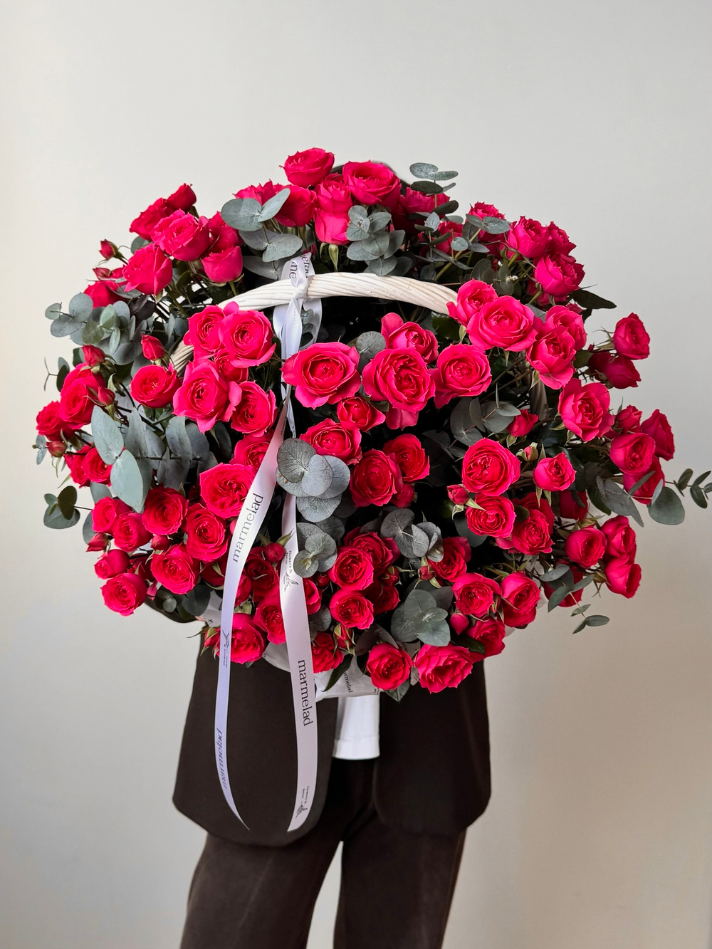 Цветочная корзина из розовых кустовых роз и эвкалипта размер XL