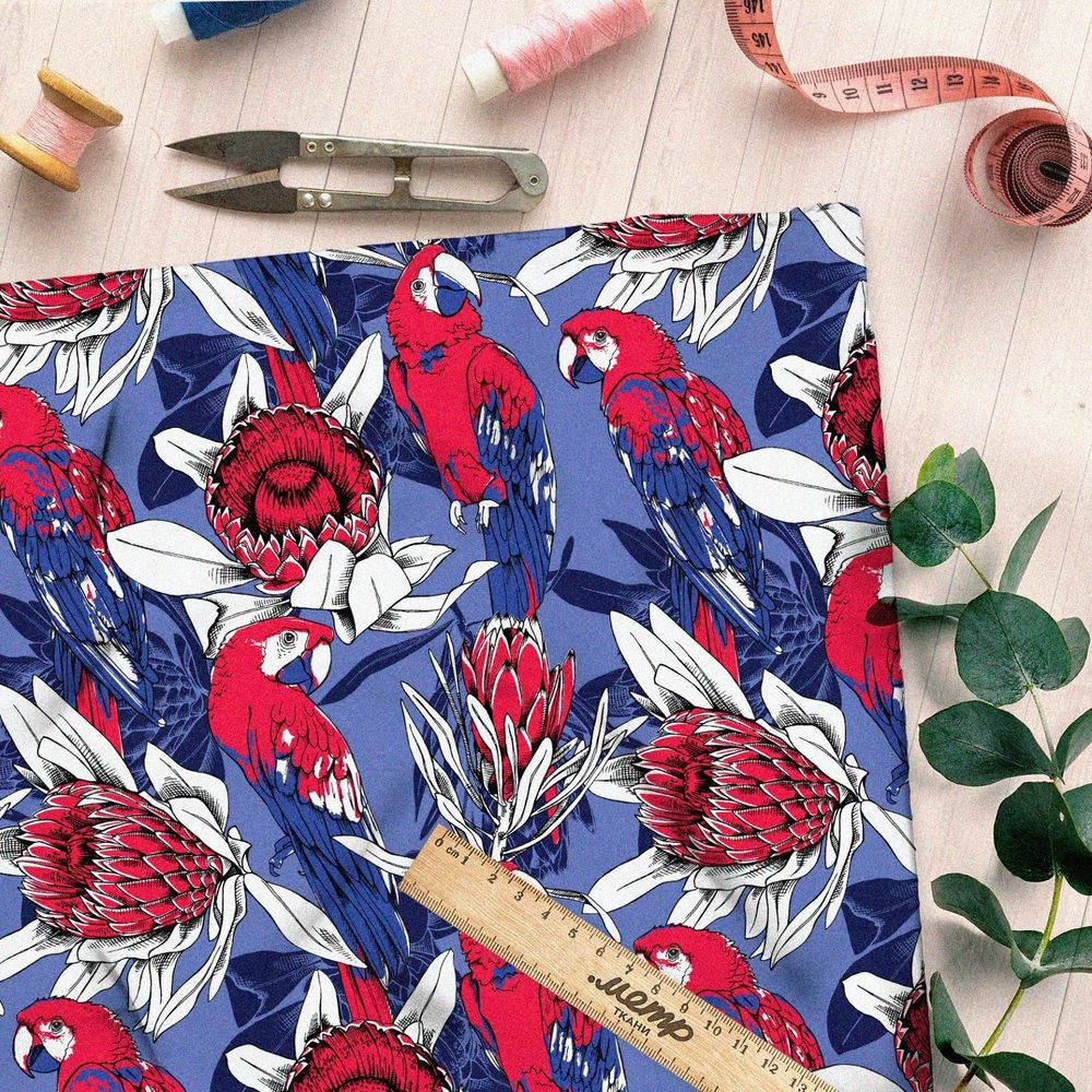 Ткань дюспо красные попугаи в цветах