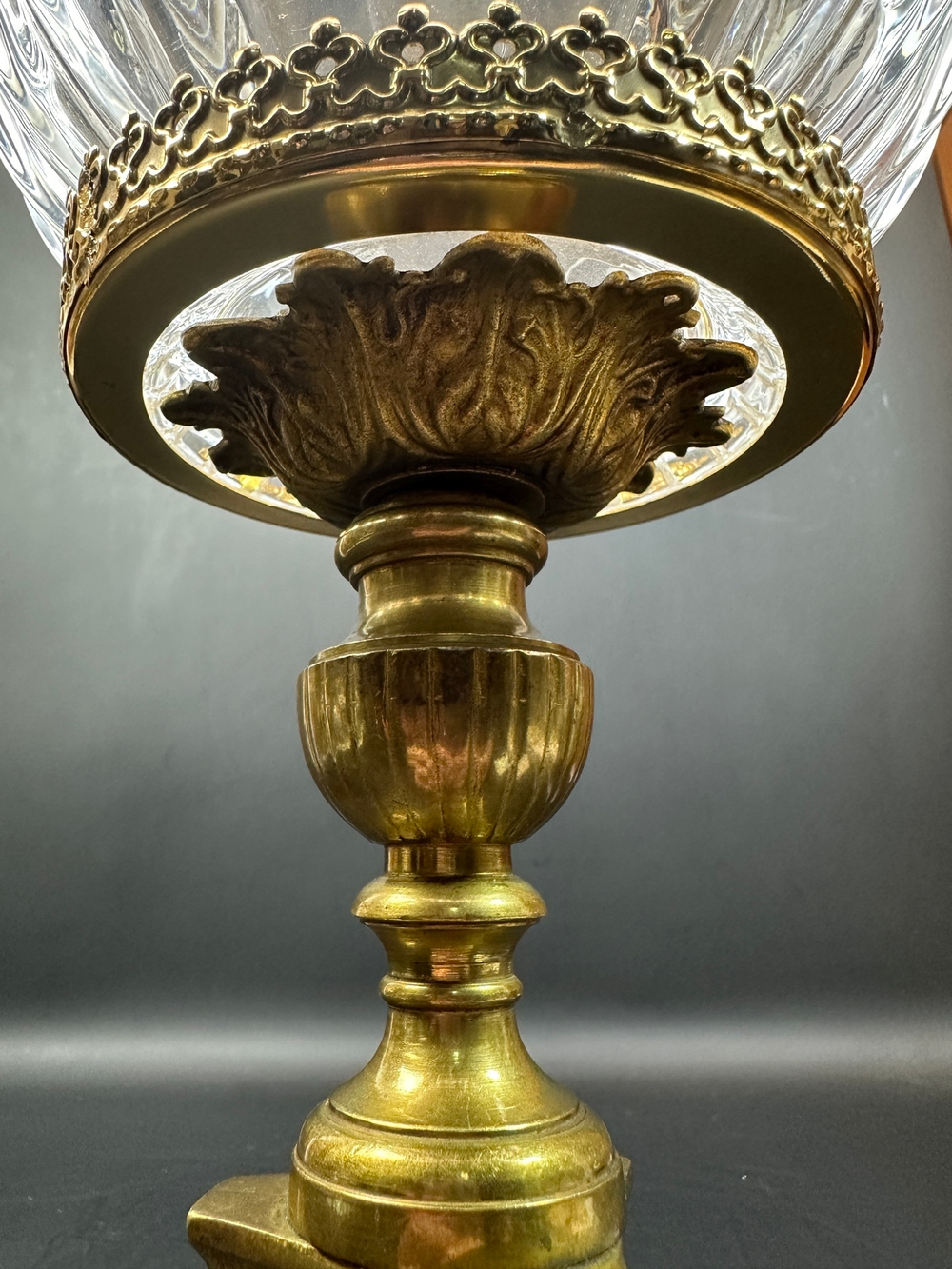 Декоративная ваза на подставке