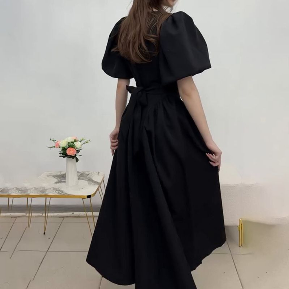 Приталенное платье макси с объемными рукавами