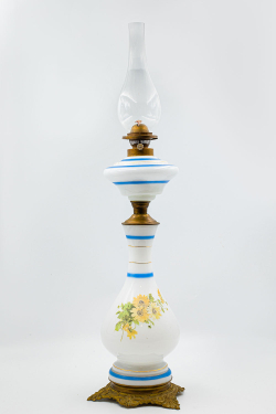 [В рабочем состоянии] Лампа керосиновая. Стекло, гутная работа, латунь, ропись ручная. Германия, 50-