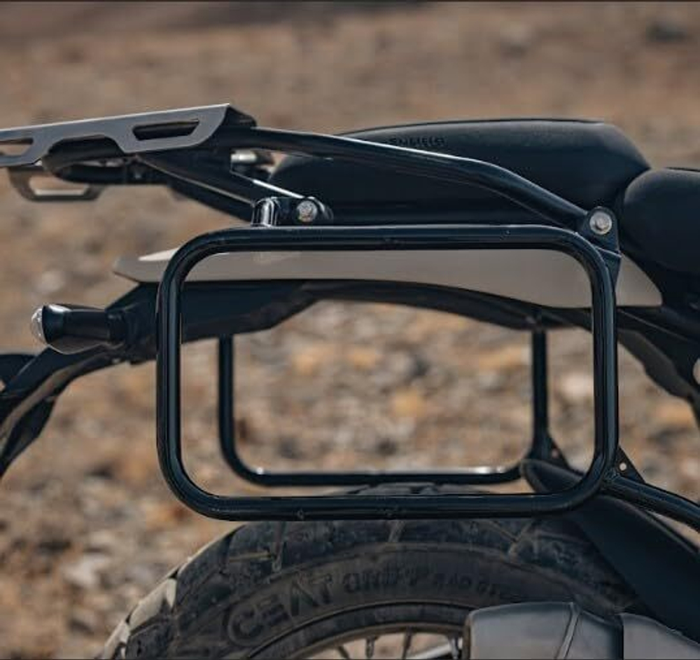 Комплект крепежа для боковых кофров Royal Enfield, тип - "Adventure", черного цвета, арт. KXA00432