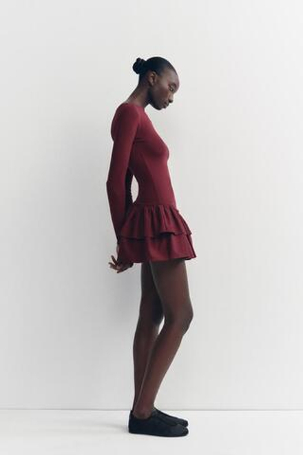 ZARA КОРОТКОЕ ПЛАТЬЕ С ВОЛАНАМИ, ЦВЕТ БУРГУНДСКОГО ВИНА
