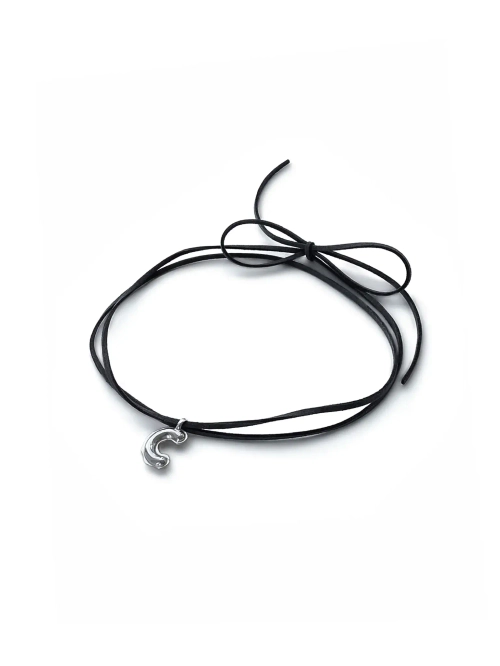 Колье на шнуре с объемной буквой "С"