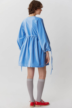 Платье на запах с широкими рукавами длины мини из голубого бархата