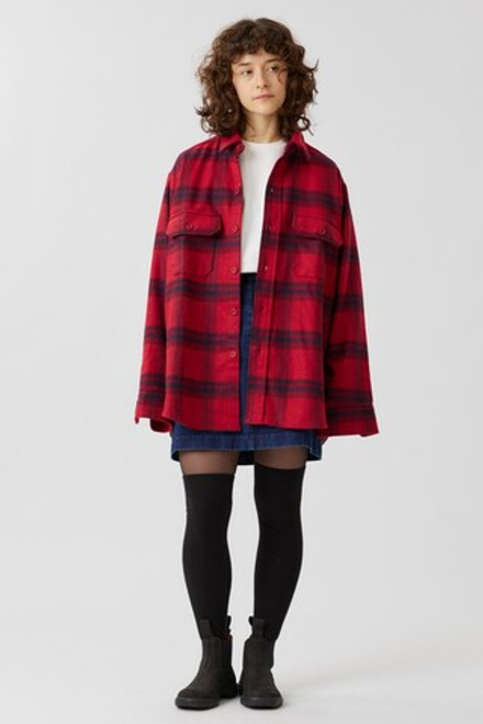 Объемная мужская рубашка малинового цвета в клетку