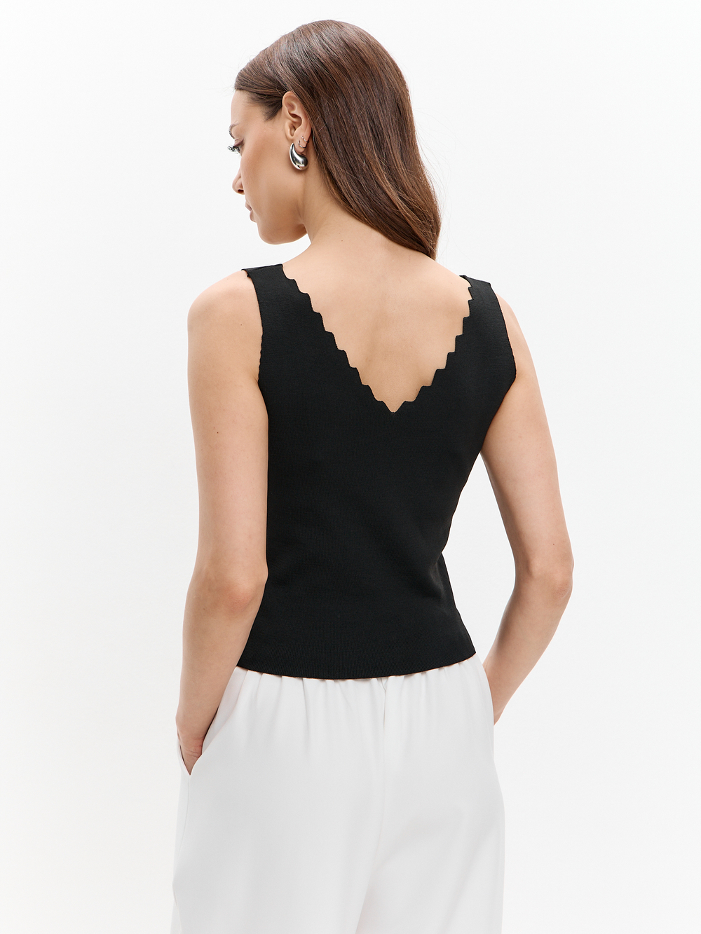 Топ с фигурным вырезом