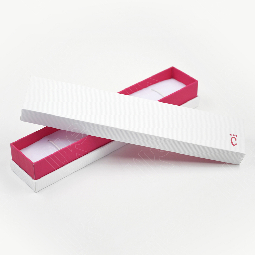 Футляр картонный с флокированным ложементом под браслет.