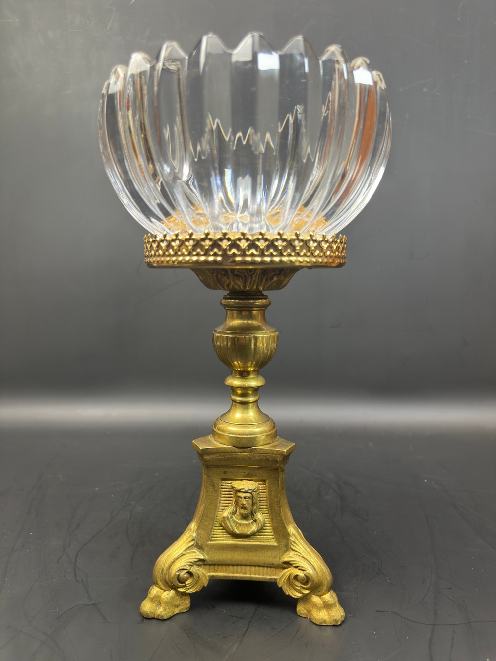 Декоративная ваза на подставке