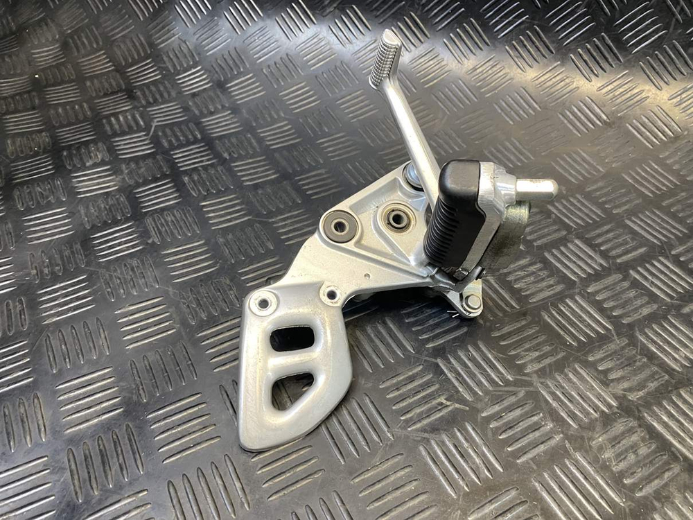 Подножка водительская правая Suzuki GSX1300R 99-07 053434