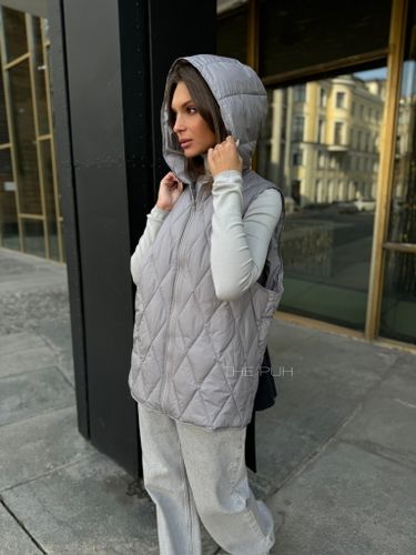 Серый утепленный жилет с капюшоном