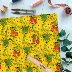 Ткань габардин хохлома из мелкой земляники на жёлтом фоне