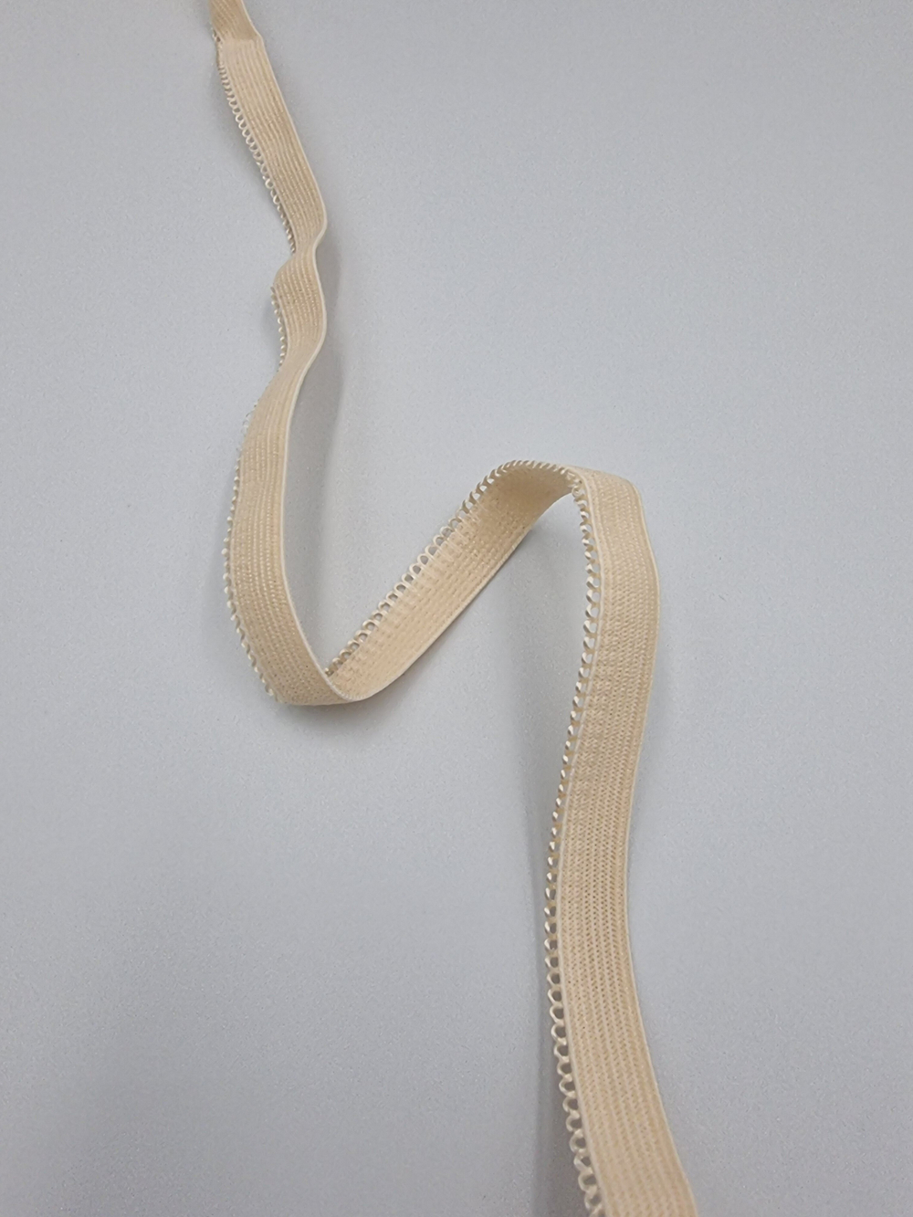 Ажурная тонкая резинка бежевая 10 мм ( Pantone 13-1010 TPX)