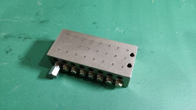 Распределитель смазки на 16 портов 2 отверстия (малый)