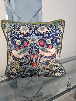 Бархатная подушка с дизайном по мотивам Уильяма Морриса