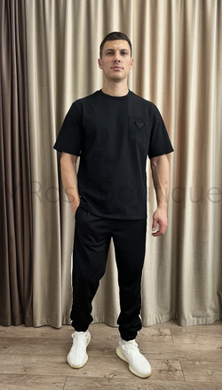 Черная футболка Prada с треугольной нашивкой на грудном кармане