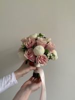 Свадебный букет из пионов, одноголовых роз и эвкалипта